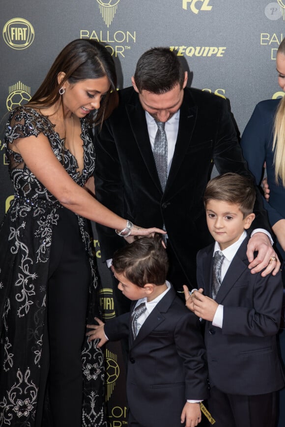 Lionel Messi avec sa femme Antonalla Roccuzzo et leurs fils, Thiago et Mateo - Cérémonie du Ballon d'Or 2019 à Paris le 2 décembre 2019. © Jeremy Melloul/Bestimage