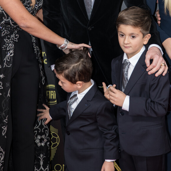 Lionel Messi avec sa femme Antonalla Roccuzzo et leurs fils, Thiago et Mateo - Cérémonie du Ballon d'Or 2019 à Paris le 2 décembre 2019. © Jeremy Melloul/Bestimage
