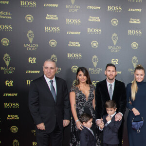 Lionel Messi avec sa femme Antonalla Roccuzzo et leurs fils, Thiago et Mateo, Frenkie De Jong, Antoine Griezmann, Josep Bartomeu, Eric Abidal - Cérémonie du Ballon d'Or 2019 à Paris le 2 décembre 2019. © Jeremy Melloul/Bestimage