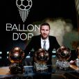 Lionel Messi pose avec ses 6 Ballons d'or lors de la cérémonie qui s'est déroulée le 2 décembre 2019 au théâtre du Châtelet, à Paris.