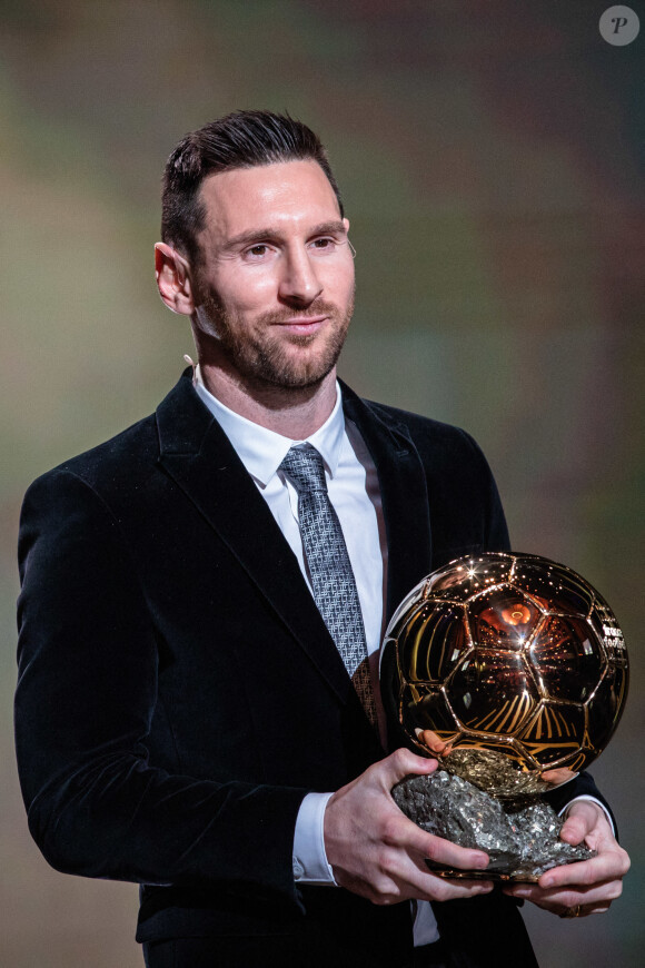 Lionel Messi pose avec son 6e Ballon d'or lors de la cérémonie qui s'est déroulée le 2 décembre 2019 au théâtre du Châtelet, à Paris.