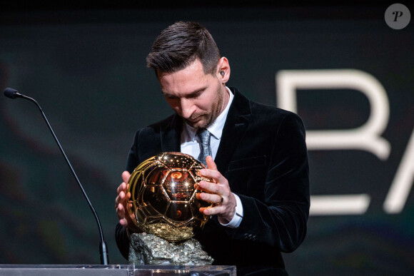 Lionel Messi pose reçoit son 6e Ballon d'or lors de la cérémonie qui s'est déroulée le 2 décembre 2019 au théâtre du Châtelet, à Paris.