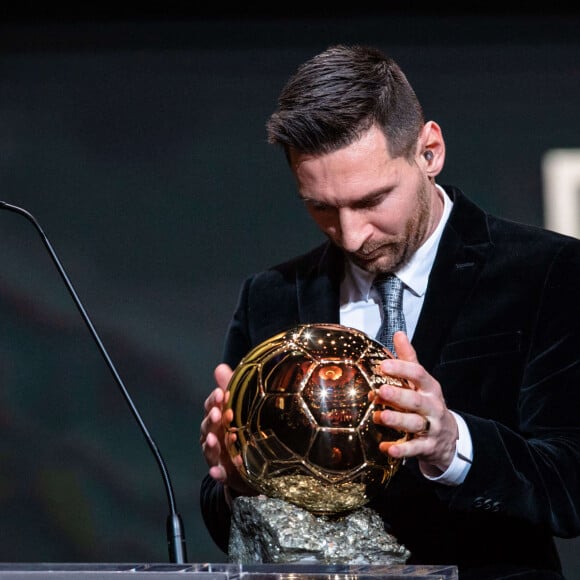 Lionel Messi pose reçoit son 6e Ballon d'or lors de la cérémonie qui s'est déroulée le 2 décembre 2019 au théâtre du Châtelet, à Paris.
