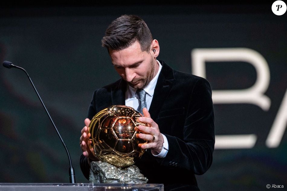 Lionel Messi pose reçoit son 6e Ballon d&#039;or lors de la cérémonie qui s&#039;est déroulée le 2 décembre 2019 au théâtre du Châtelet, à Paris.