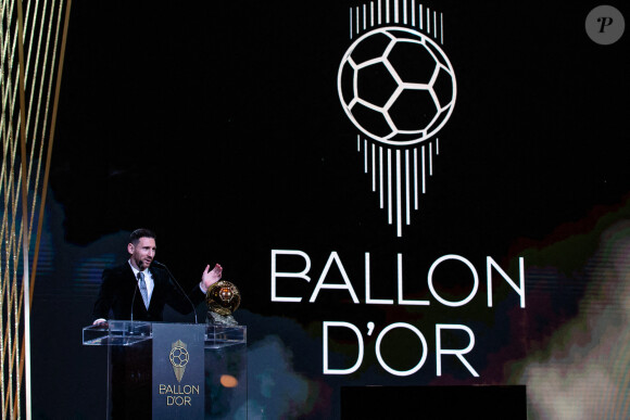 Lionel Messi avec son 6e Ballon d'or lors de la cérémonie qui s'est déroulée le 2 décembre 2019 au théâtre du Châtelet, à Paris.