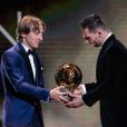  Luka Modric remet son 6e Ballon d'Or à Lionel Messi lors de la cérémonie du Ballon d'or qui s'est déroulée le 2 décembre 2019 au théâtre du Châtelet, à Paris.  