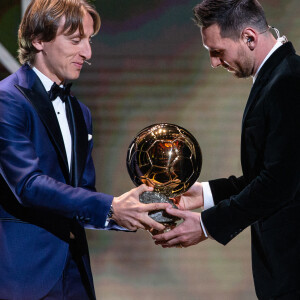 Luka Modric remet son 6e Ballon d'Or à Lionel Messi lors de la cérémonie du Ballon d'or qui s'est déroulée le 2 décembre 2019 au théâtre du Châtelet, à Paris. 