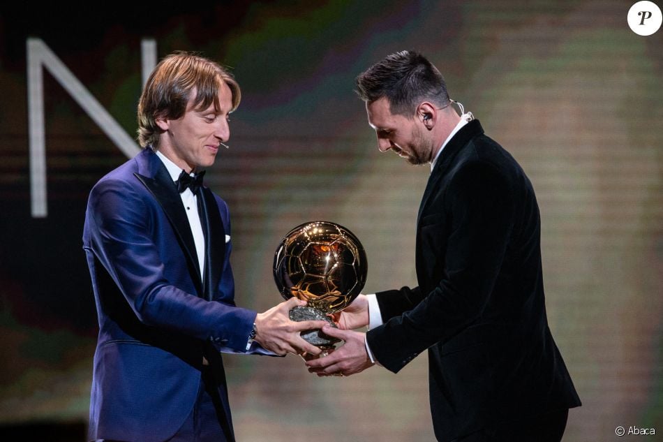  Luka Modric remet son 6e Ballon d&#039;Or à Lionel Messi lors de la cérémonie du Ballon d&#039;or qui s&#039;est déroulée le 2 décembre 2019 au théâtre du Châtelet, à Paris.  
