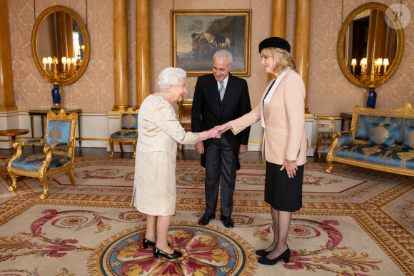 La reine Elisabeth II d'Angleterre en audience avec Cyprus Andreas Kakouris et sa femme Kareen Farrell au palais de Buckingham à Londres. Le 3 décembre 2019