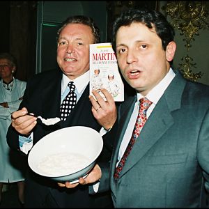 Archives - Jacques Martin et son fils David signent "Le petit Martin de la bonne cuisine" au Musée Grévin. Le 9 novembre 1995.