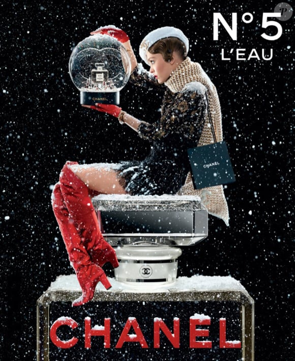 Chanel a publié deux nouvelles photos de Lily-Rose Depp posant pour la nouvelle campagne publicitaire du parfum Chanel N. 5