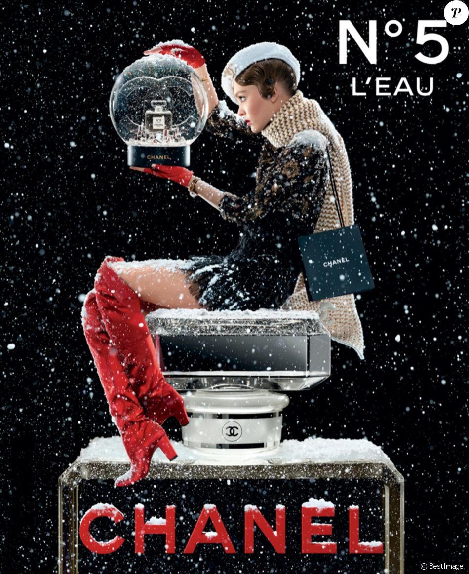 Chanel a publié deux nouvelles photos de LilyRose Depp posant pour la