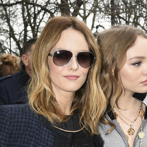 Vanessa Paradis et sa fille Lily-Rose Depp - Arrivées au défilé de mode prêt-à-porter automne-hiver 2017/2018 "Chanel" au Grand Palais à Paris. Le 7 mars 2017 © Pierre Perusseau / Bestimage