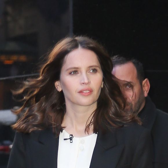 Felicity Jones arrive à l'émission Good Morning America à New York, le 3 décembre