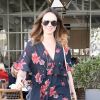 Stacy Kiebler est allée déjeuner au restaurant Café Gratitude à Los Angeles. L'actrice porte une mini robe à fleurs et des bottines en daim, le 14 novembre 2017.