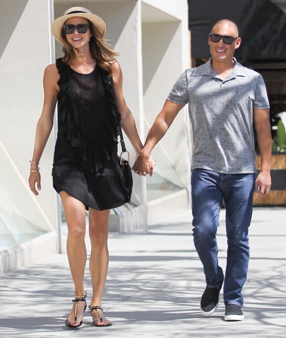 Exclusif - Stacy Keibler et son mari Jared Pobre se promènent à Beverly Hills le 27 mai 2016.