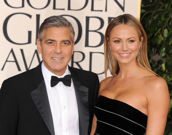 George Clooney et Stacy Keibler à la 70ème cérémonie des Golden Globe Awards à l'hôtel Beverly Hilton, le 13 janvier 2013.