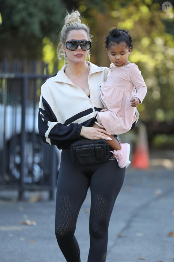 Exclusif - Khloe Kardashian est allée au Calabasas Farmers Market avec sa fille True à Los Angeles, le 16 novembre 2019.
