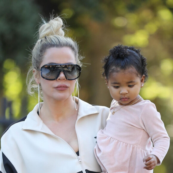 Exclusif - Khloe Kardashian est allée au Calabasas Farmers Market avec sa fille True à Los Angeles, le 16 novembre 2019.