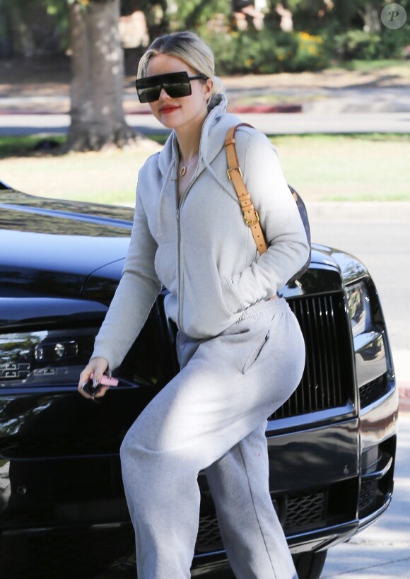 Exclusif - Khloe Kardashian fait du shopping dans le quartier de Calabasas à Los Angeles, le 12 novembre 2019