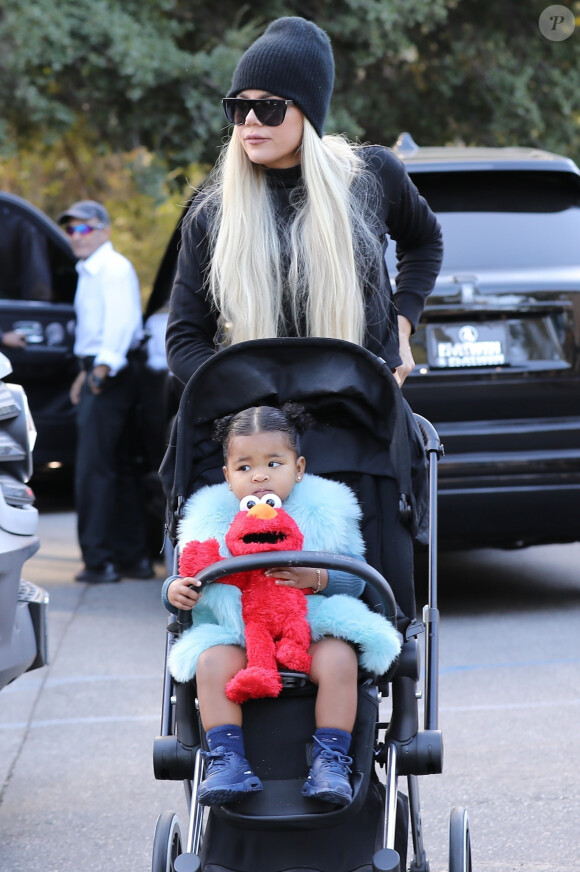 Exclusif - Khloe Kardashian , sa fille True et sa mère arrivent à la fermer's market à Los Angeles Le 22 novembre 2019