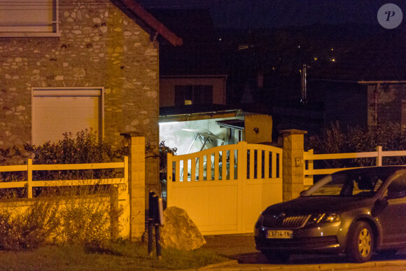 Exclusif - La police judiciaire fouille la maison située à l'adresse du passeport utilisé par Xavier Dupont de Ligonnès lors de son arrestation à Glasgow à Limay le 11 octobre 2019