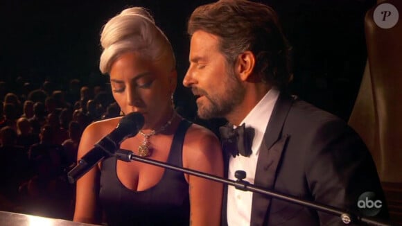 Lady Gaga et Bradley Cooper interprètent la chanson "Shallow" sur la scène de la 91ème cérémonie des Oscars 2019 au théâtre Dolby à Los Angeles, le 24 février 2019