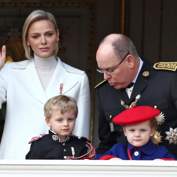 La princesse Charlene et le prince Albert II de Monaco, leurs enfants le prince Jacques et la princesse Gabriella - La famille princière de Monaco au balcon du palais lors de la Fête nationale monégasque à Monaco. Le 19 novembre 2019 © Dominique Jacovides / Bestimage