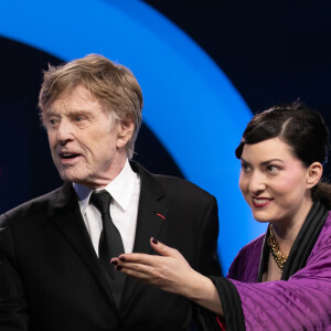 Chiara Mastroianni et Rebecca Zlotowski remettent son prix à Robert Redford- R.Redford reçoit le prix d'honneur récompensant l'ensemble de sa carrière au 18ème Festival International du Film de Marrakech le 06 décembre 2019. ©Romual Maigneux / Bestimage