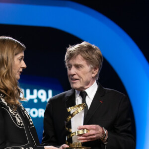 Chiara Mastroianni remet son prix à Robert Redford - R.Redford reçoit le prix d'honneur récompensant l'ensemble de sa carrière au 18ème Festival International du Film de Marrakech le 06 décembre 2019. ©Romual Maigneux / Bestimage