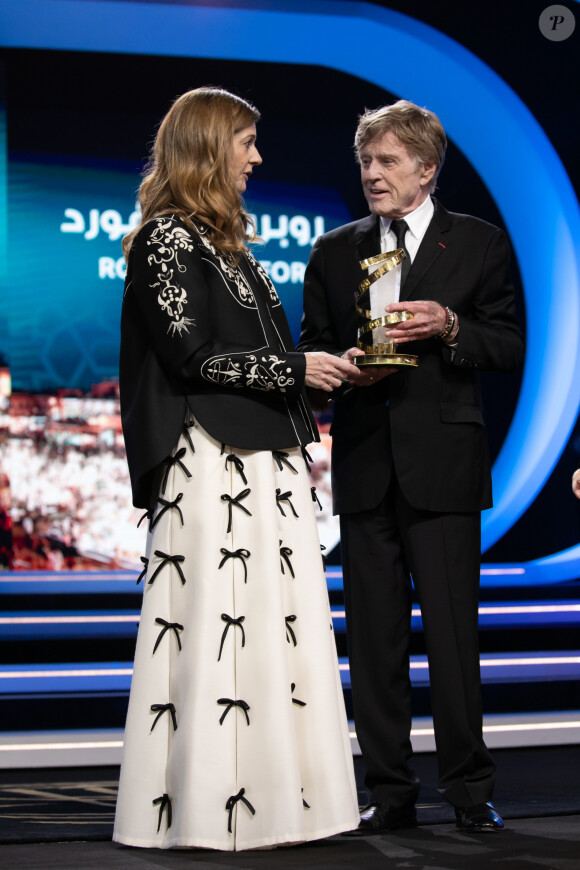 Chiara Mastroianni remet son prix à Robert Redford - R.Redford reçoit le prix d'honneur récompensant l'ensemble de sa carrière au 18ème Festival International du Film de Marrakech le 06 décembre 2019. ©Romual Maigneux / Bestimage