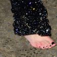 Exclusif - Julia Roberts sort pieds-nus, ses escarpins à la main, à la sortie de la soirée Fashion Awards 2019 au Royal Albert Hall à Londres, le 2 décembre 2019