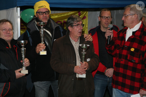 Exclusif - Bernard Menez (au milieu) participe au tournoi de pétanque au profit du Téléthon 2019 au stade Suchet à Paris le 7 décembre 2019. © JLPPA/Bestimage