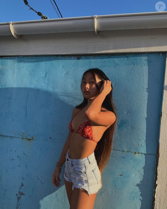 Jade Hallyday a publié une photo d'elle en petit short et haut de maillot de bain sur Instagram le 8 décembre 2019. Elle se trouve à Saint-Barthélemy avec sa maman Laeticia et sa petite soeur Joy.