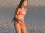 Jade Hallyday : Pose mannequin en petit short et maillot de bain