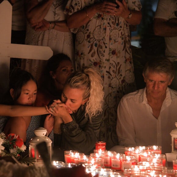 Laeticia Hallyday et ses filles Jade et Joy, Philippe Stouvenot - Pour le deuxième anniversaire de la mort de Johnny, Laeticia Hallyday et ses filles Jade et Joy se recueillent sur sa tombe au cimetière de Lorient à Saint-Barthélémy le 5 décembre 2019.