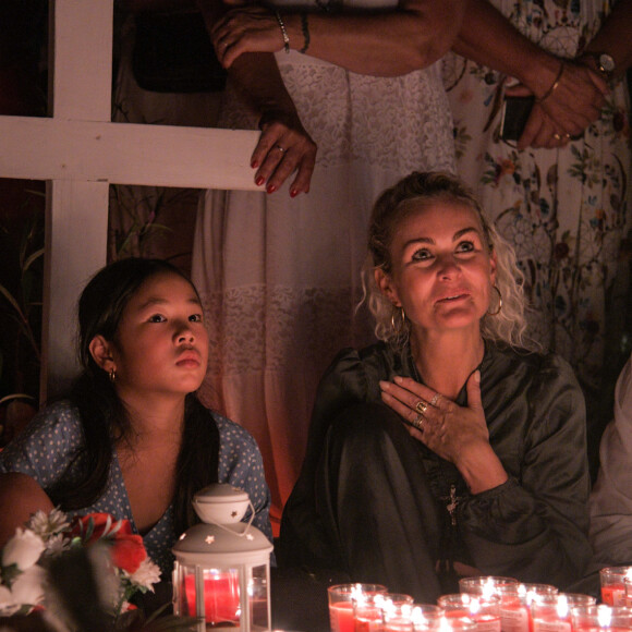 Laeticia Hallyday et ses filles Jade et Joy - Pour le deuxième anniversaire de la mort de Johnny, Laeticia Hallyday et ses filles Jade et Joy se recueillent sur sa tombe au cimetière de Lorient à Saint-Barthélémy le 5 décembre 2019.