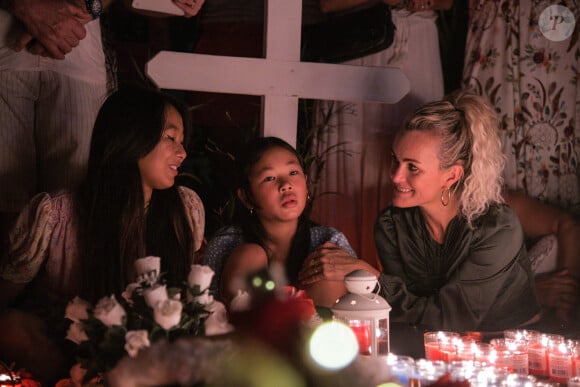 Laeticia Hallyday et ses filles Jade et Joy - Pour le deuxième anniversaire de la mort de Johnny, Laeticia Hallyday et ses filles Jade et Joy se recueillent sur sa tombe au cimetière de Lorient à Saint-Barthélémy le 5 décembre 2019.