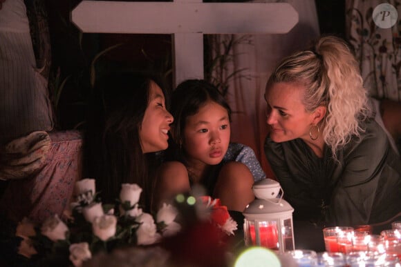 Laeticia Hallyday et ses filles Jade et Joy - Pour le deuxième anniversaire de la mort de Johnny, Laeticia Hallyday et ses filles Jade et Joy se recueillent sur sa tombe au cimetière de Lorient à Saint-Barthélémy le 5 décembre 2019.