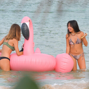 Jade et Joy se baignent avec une amie à la plage alors que Laeticia Hallyday a fait ses courses au supermarché à Saint-Barthélemy le 4 décembre 2019. Laeticia et ses filles sont à Saint-Barthélemy pour honorer les 2 ans de la mort de Johnny le 5 décembre.