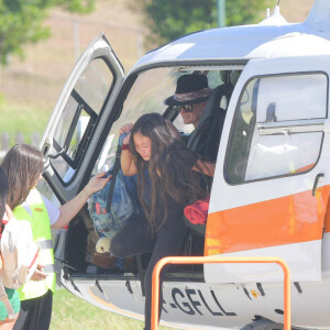 Laeticia Hallyday et ses filles Jade et Joy à leur arrivée à l'aéroport de Saint-Barthélemy. Son amie Liliane Jossua et son fils Gabriel Bogliolo sont venus les accueillir. Le 4 décembre 2019