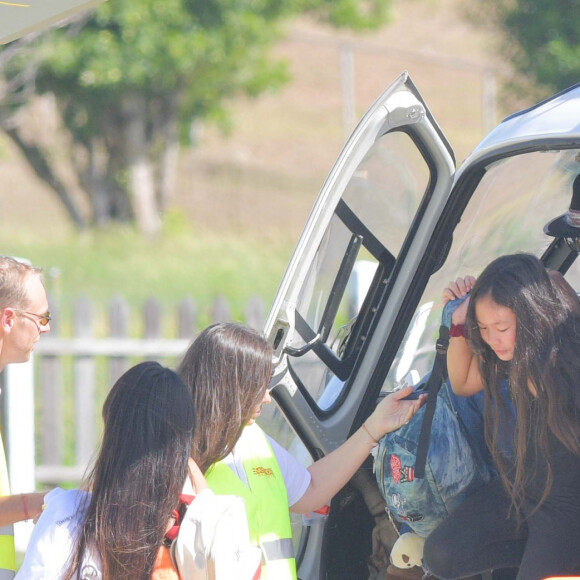 Laeticia Hallyday et ses filles Jade et Joy à leur arrivée à l'aéroport de Saint-Barthélemy. Son amie Liliane Jossua et son fils Gabriel Bogliolo sont venus les accueillir. Le 4 décembre 2019