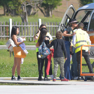 Semi-Exclusif - Laeticia Hallyday et ses filles Jade et Joy à leur arrivée à l'aéroport de Saint-Barthélemy. Son amie Liliane Jossua et son fils Gabriel Bogliolo sont venus les accueillir. Le 4 décembre 2019.