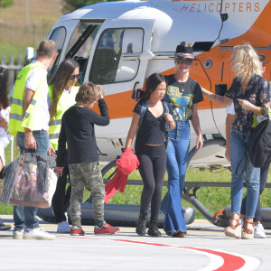 Semi-Exclusif - Laeticia Hallyday et ses filles Jade et Joy à leur arrivée à l'aéroport de Saint-Barthélemy. Son amie Liliane Jossua et son fils Gabriel Bogliolo sont venus les accueillir. Le 4 décembre 2019.