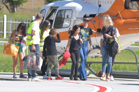 Semi-Exclusif - Laeticia Hallyday et ses filles Jade et Joy à leur arrivée à l'aéroport de Saint-Barthélemy. Son amie Liliane Jossua et son fils Gabriel Bogliolo sont venus les accueillir. Le 4 décembre 2019.