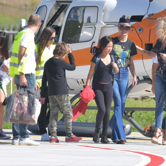 Semi-Exclusif - Laeticia Hallyday et ses filles Jade et Joy à leur arrivée à l'aéroport de Saint-Barthélemy. Son amie Liliane Jossua et son fils Gabriel Bogliolo sont venus les accueillir. Le 4 décembre 2019.