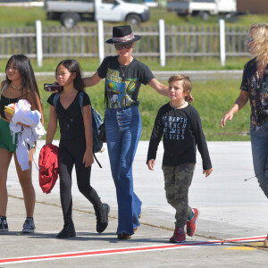 Semi-Exclusif - Laeticia Hallyday et ses filles Jade et Joy à leur arrivée à l'aéroport de Saint-Barthélemy. Son amie Liliane Jossua et son fils Gabriel Bogliolo sont venus les accueillir. Le 4 décembre 2019.