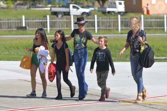Semi-Exclusif - Laeticia Hallyday et ses filles Jade et Joy à leur arrivée à l'aéroport de Saint-Barthélemy. Son amie Liliane Jossua et son fils Gabriel Bogliolo sont venus les accueillir. Le 4 décembre 2019.