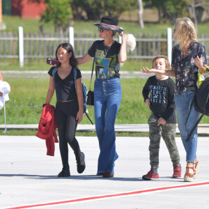 Laeticia Hallyday et ses filles Jade et Joy à leur arrivée à l'aéroport de Saint-Barthélemy. Son amie Liliane Jossua et son fils Gabriel Bogliolo sont venus les accueillir. Le 4 décembre 2019.