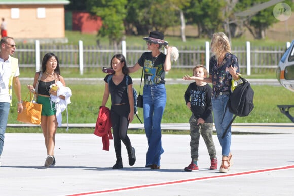 Laeticia Hallyday et ses filles Jade et Joy à leur arrivée à l'aéroport de Saint-Barthélemy. Son amie Liliane Jossua et son fils Gabriel Bogliolo sont venus les accueillir. Le 4 décembre 2019.